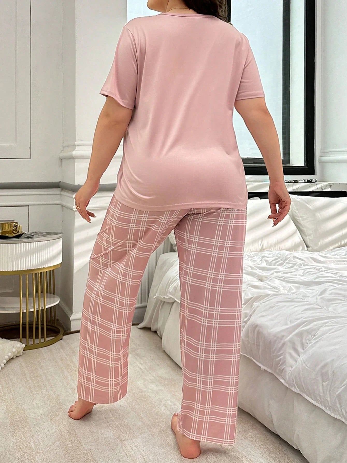 Conjunto de Pijama com Estampa Xadrez e Monograma