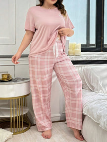 Conjunto de Pijama com Estampa Xadrez e Monograma