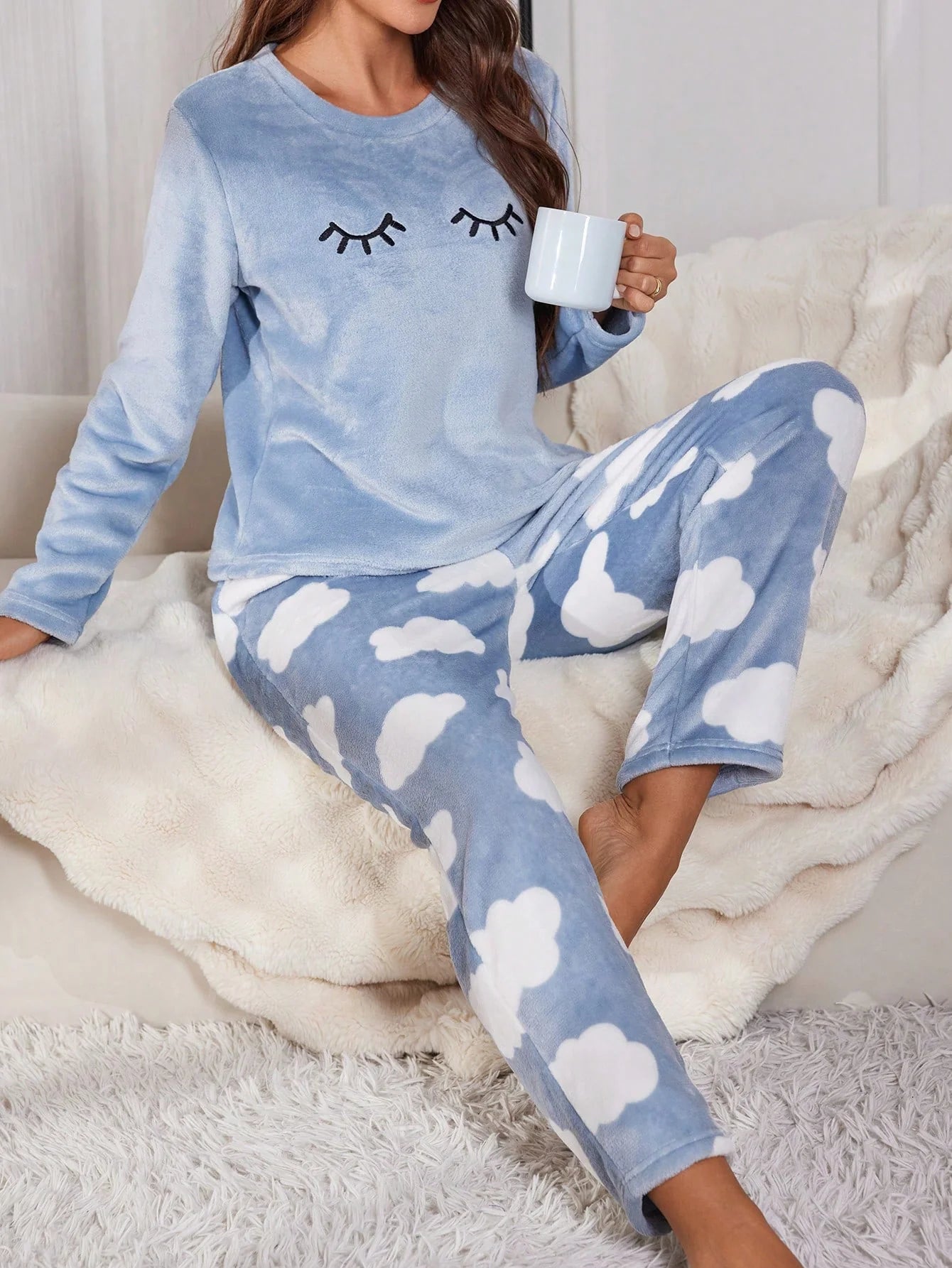 Conjunto de Pijama de Manga Longa de Flanela com Bordado de Cílios