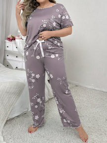 Conjunto de Pijama Plus Size com Estampa Floral, Laço Decorativo e Manga Curta e Calça Longa
