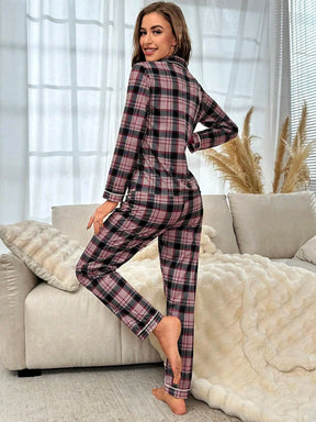 Conjunto de Pijama com Estampa Xadrez e Vivo em Contraste