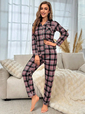 Conjunto de Pijama com Estampa Xadrez e Vivo em Contraste