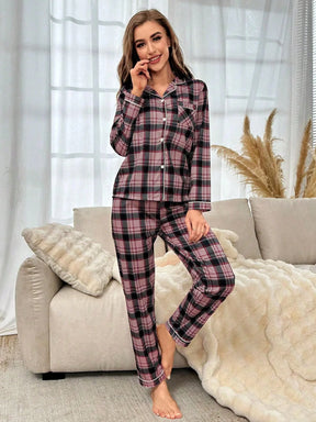 Conjunto de Pijama com Estampa Xadrez e Vivo em Contraste