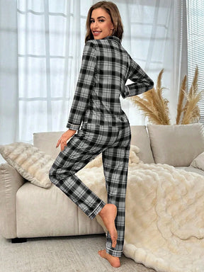 Conjunto de Pijama com Estampa Xadrez e Vivo em Contraste