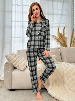 Conjunto de Pijama com Estampa Xadrez e Vivo em Contraste