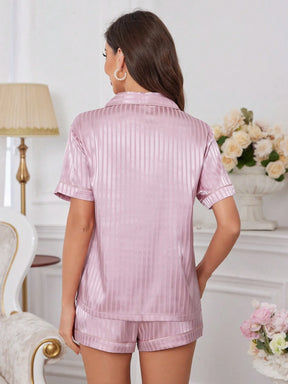 Conjunto de Pijama Blusa de Cetim com Pesponto em Contraste e Shorts Jacquard Listrados
