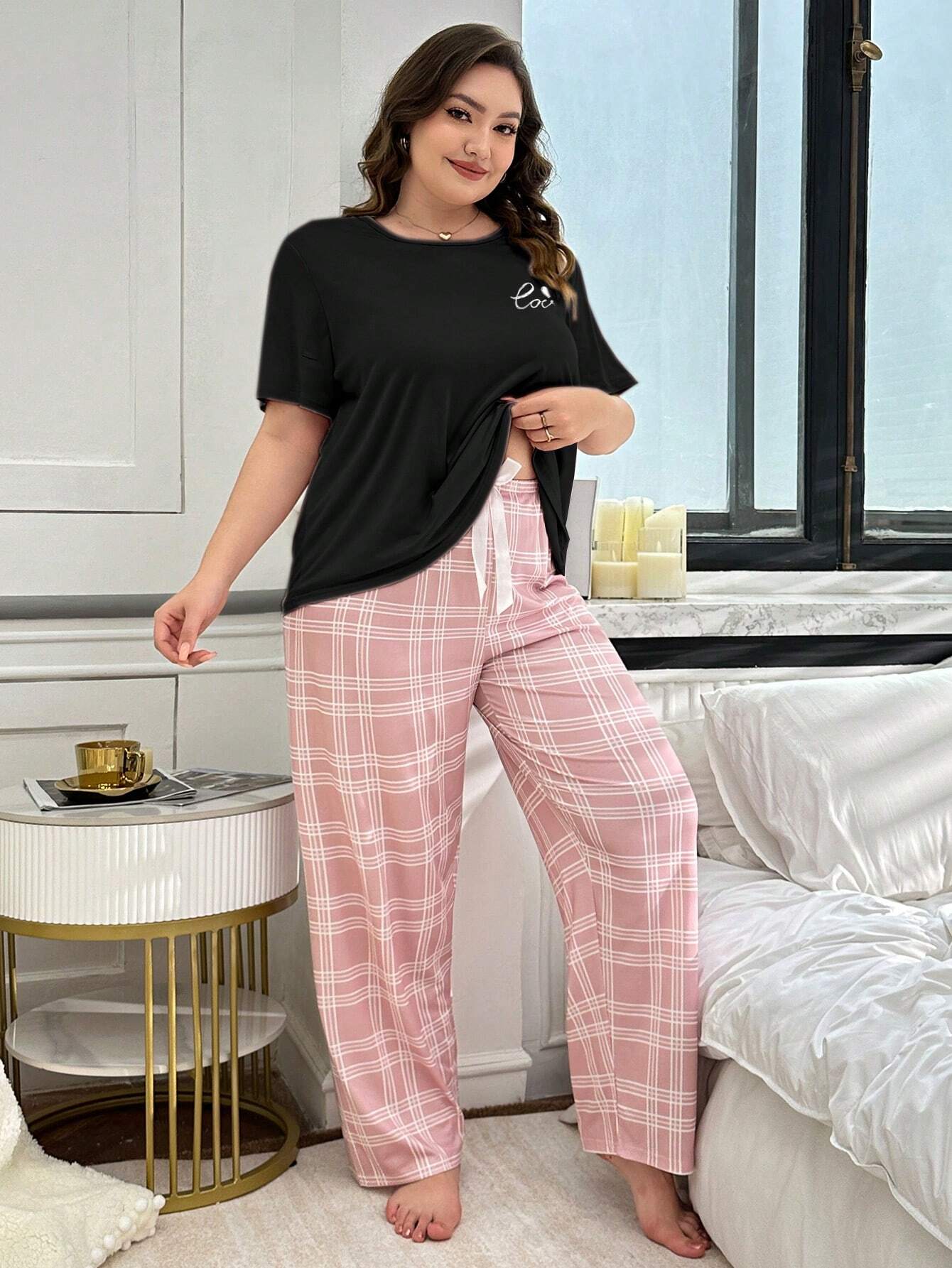 Conjunto de Pijama com Estampa Xadrez e Monograma