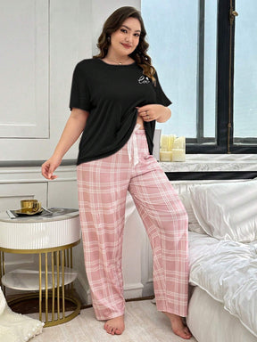 Conjunto de Pijama com Estampa Xadrez e Monograma