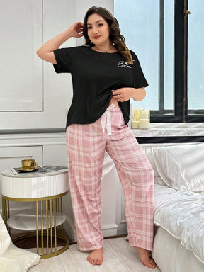 Conjunto de Pijama com Estampa Xadrez e Monograma