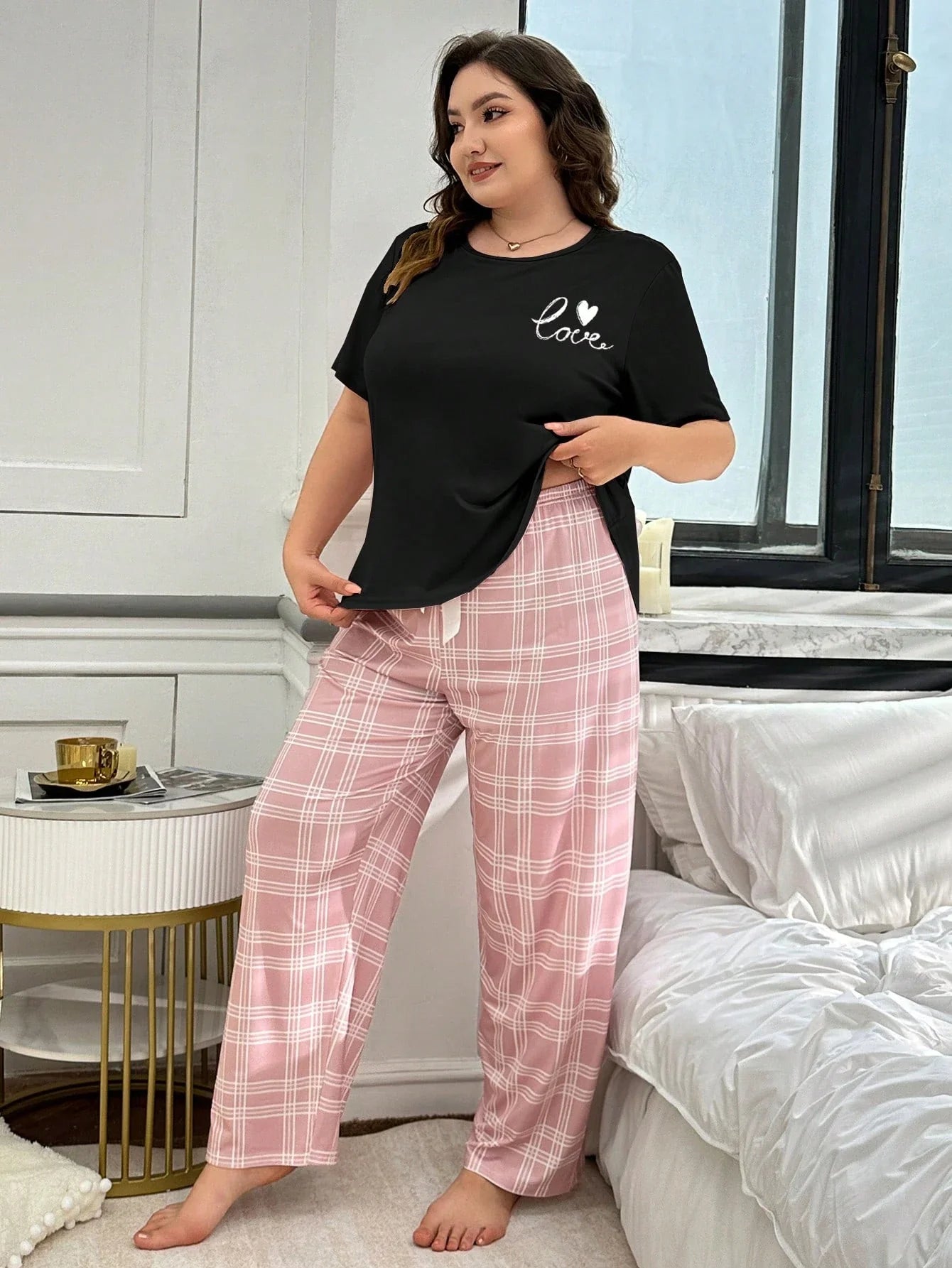 Conjunto de Pijama com Estampa Xadrez e Monograma