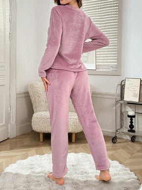 Conjunto de Pijama Flanelado com Bordado de Cílios e Corações