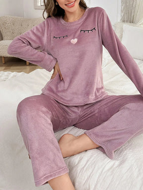 Conjunto de Pijama Flanelado com Bordado de Cílios e Corações