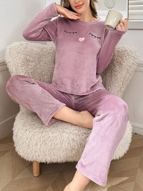 Conjunto de Pijama Flanelado com Bordado de Cílios e Corações