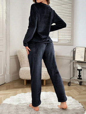Conjunto de Pijama Flanelado com Bordado de Cílios e Corações