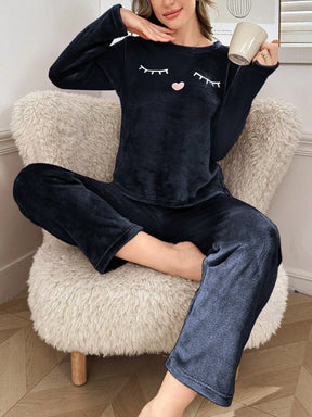 Conjunto de Pijama Flanelado com Bordado de Cílios e Corações