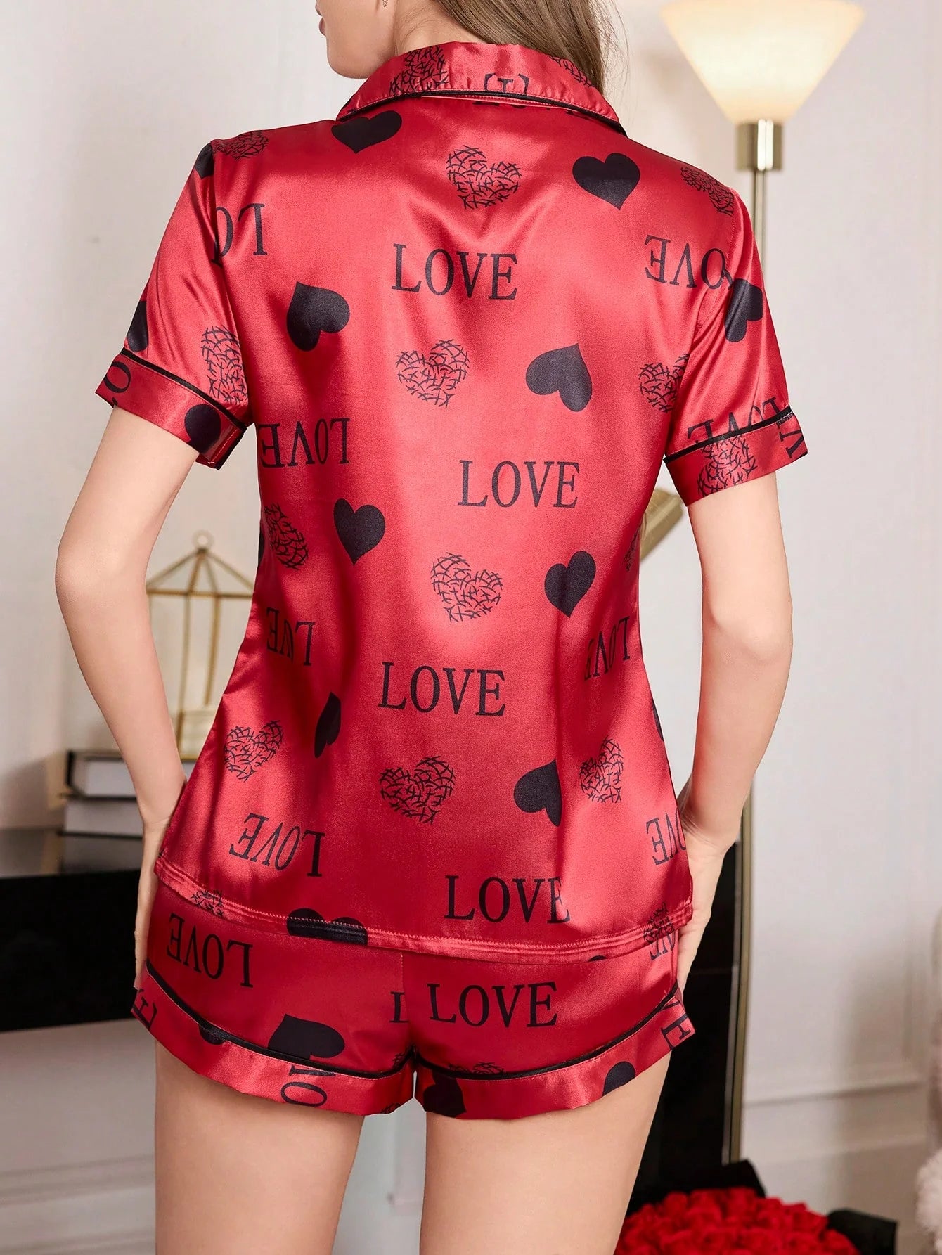 Conjunto de Pijama com Top de Manga Curta e Shorts com Estampa de Coração Semelhante à Seda, com Colarinho de Lapela e Design Aberto na Frente