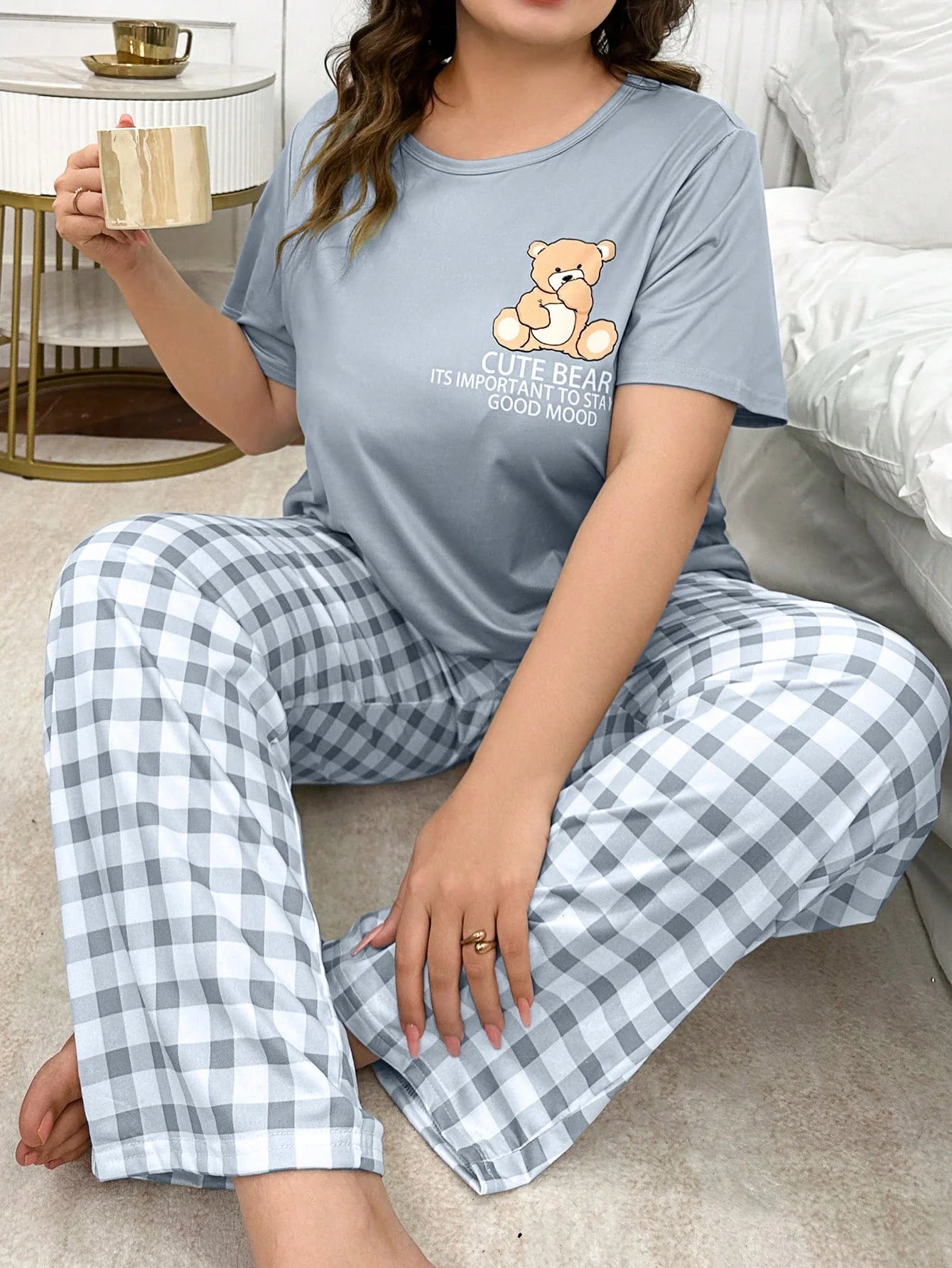 Conjunto de Top de Manga Curta com Estampa de Urso e Calça Pijama Xadrez em Plus Size