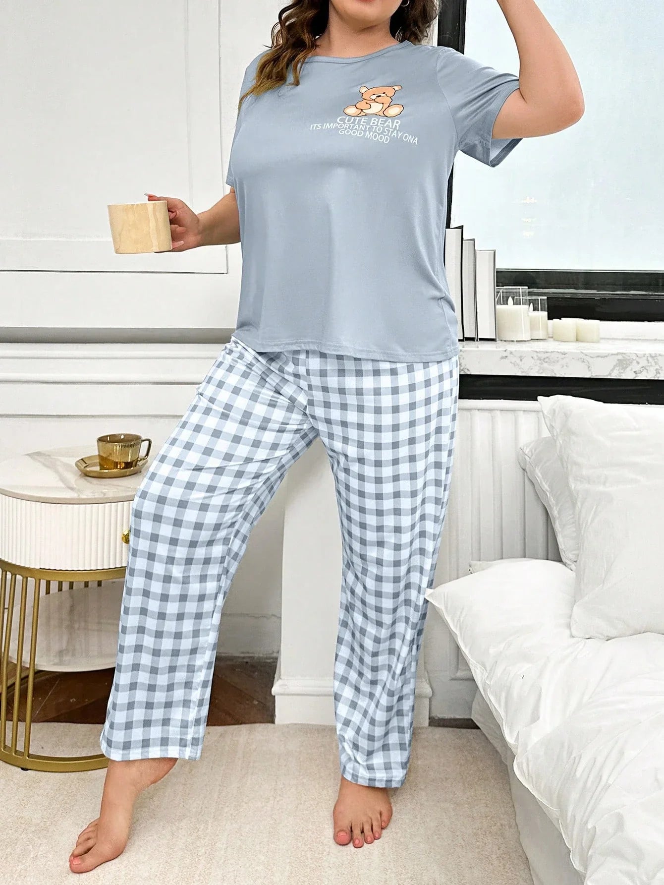 Conjunto de Top de Manga Curta com Estampa de Urso e Calça Pijama Xadrez em Plus Size