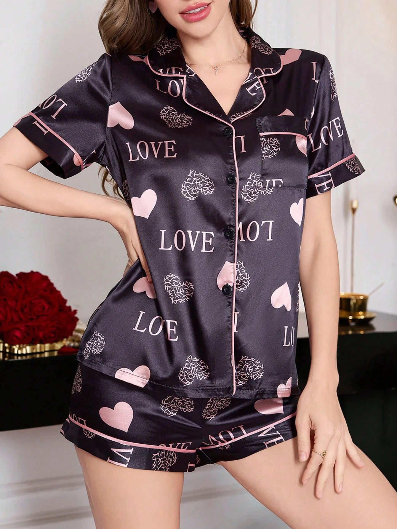 Conjunto de Pijama com Top de Manga Curta e Shorts com Estampa de Coração Semelhante à Seda, com Colarinho de Lapela e Design Aberto na Frente