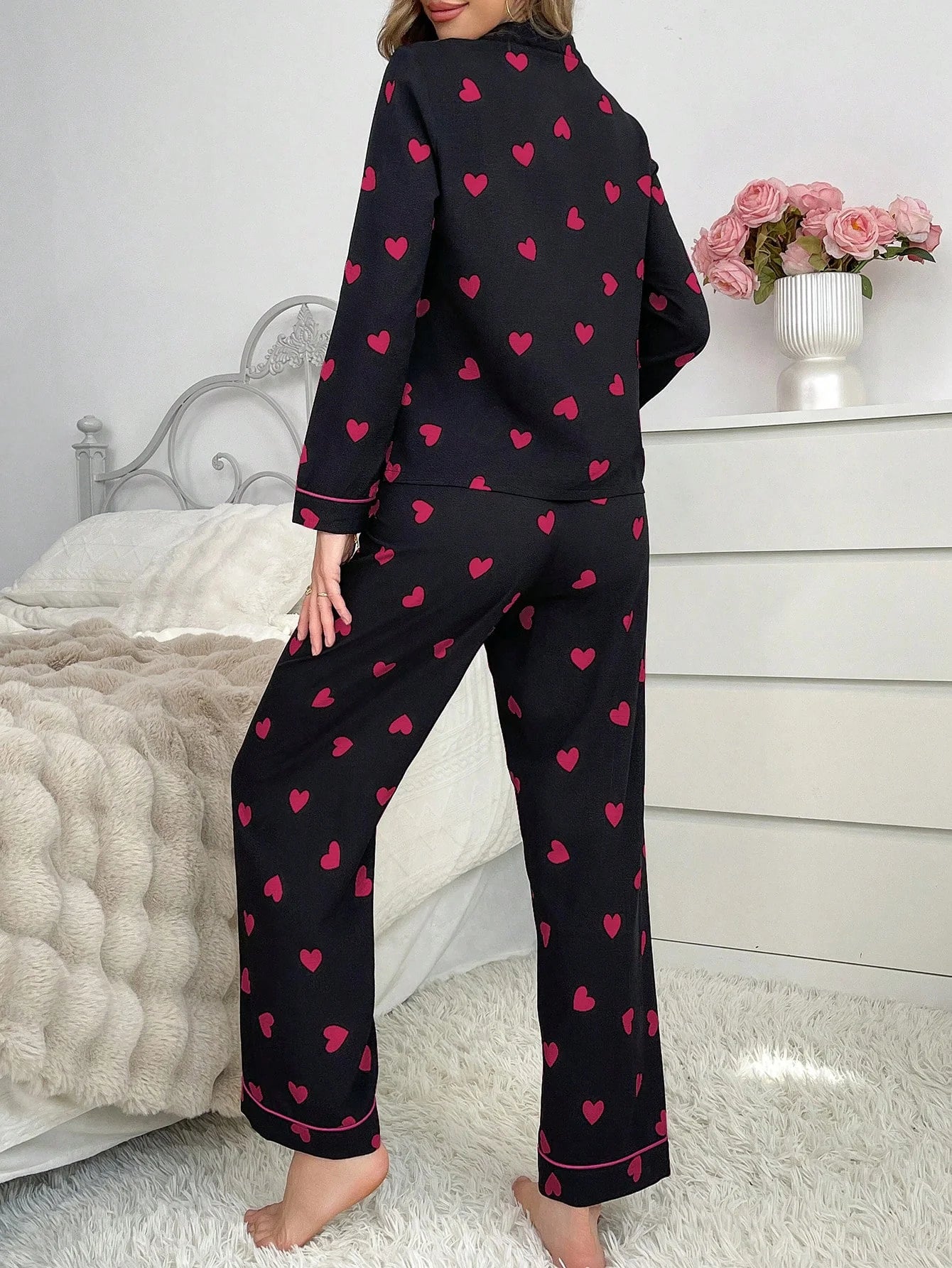 Conjunto de Pijama Feminino com Gola de Recorte Contrastante, Aberta na Frente, Formato de Coração e Franzido