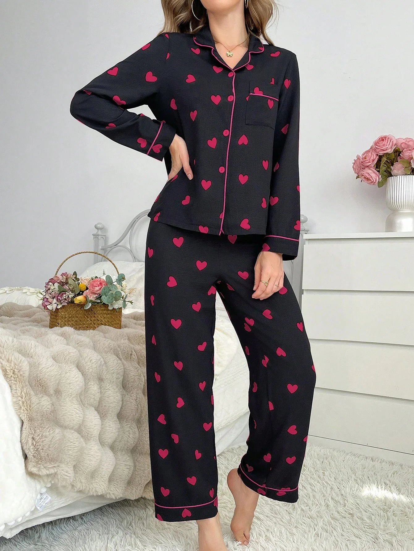 Conjunto de Pijama Feminino com Gola de Recorte Contrastante, Aberta na Frente, Formato de Coração e Franzido