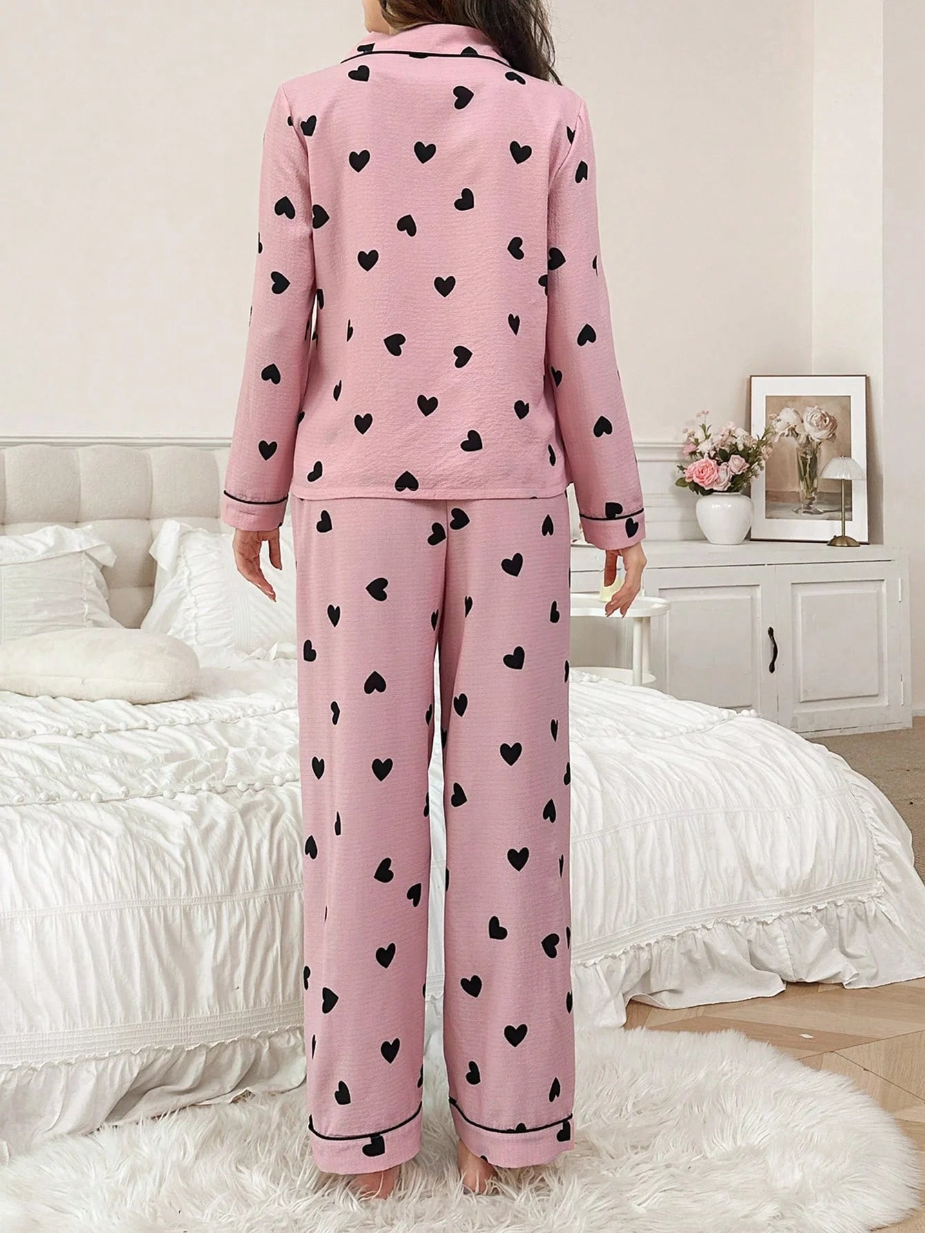 Conjunto de Pijama Feminino com Gola de Recorte Contrastante, Aberta na Frente, Formato de Coração e Franzido