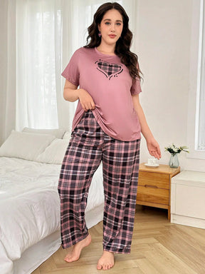 Dream Adore Conjunto de Pijama Xadrez com Estampa de Coração de Gola Redonda, Manga Longa e Calça Longa em Plus Size