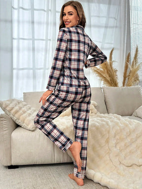 Conjunto de Pijama com Estampa Xadrez e Vivo em Contraste