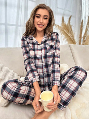 Conjunto de Pijama com Estampa Xadrez e Vivo em Contraste