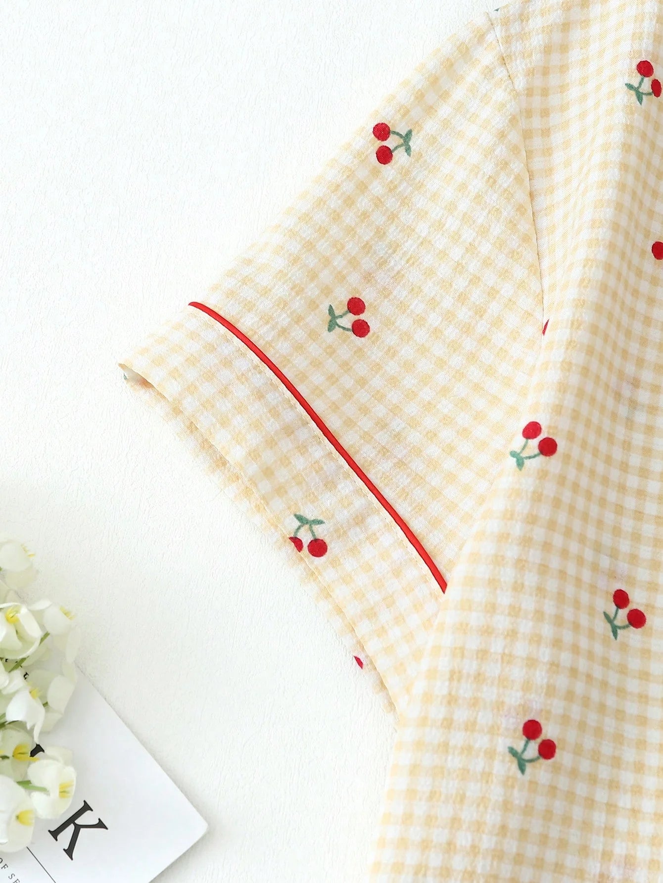 2 peças Conjunto de Pijama Feminino Estampa de Cereja Fofo, Top com Botões de Lapela e Manga Curta, e Shorts com Laço, Roupa de Dormir e Loungewear de Verão, Conjunto de Duas Peças
