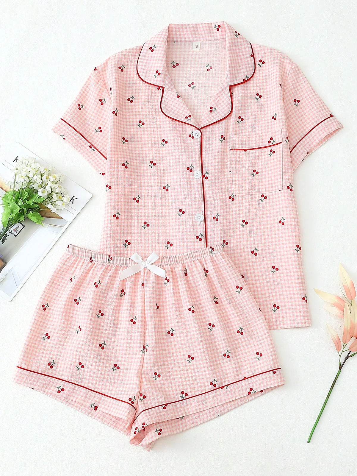 2 peças Conjunto de Pijama Feminino Estampa de Cereja Fofo, Top com Botões de Lapela e Manga Curta, e Shorts com Laço, Roupa de Dormir e Loungewear de Verão, Conjunto de Duas Peças