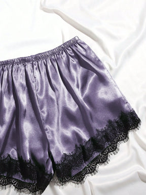 Conjunto de Pijama com Top Camiseta e Shorts em Cetim com Renda