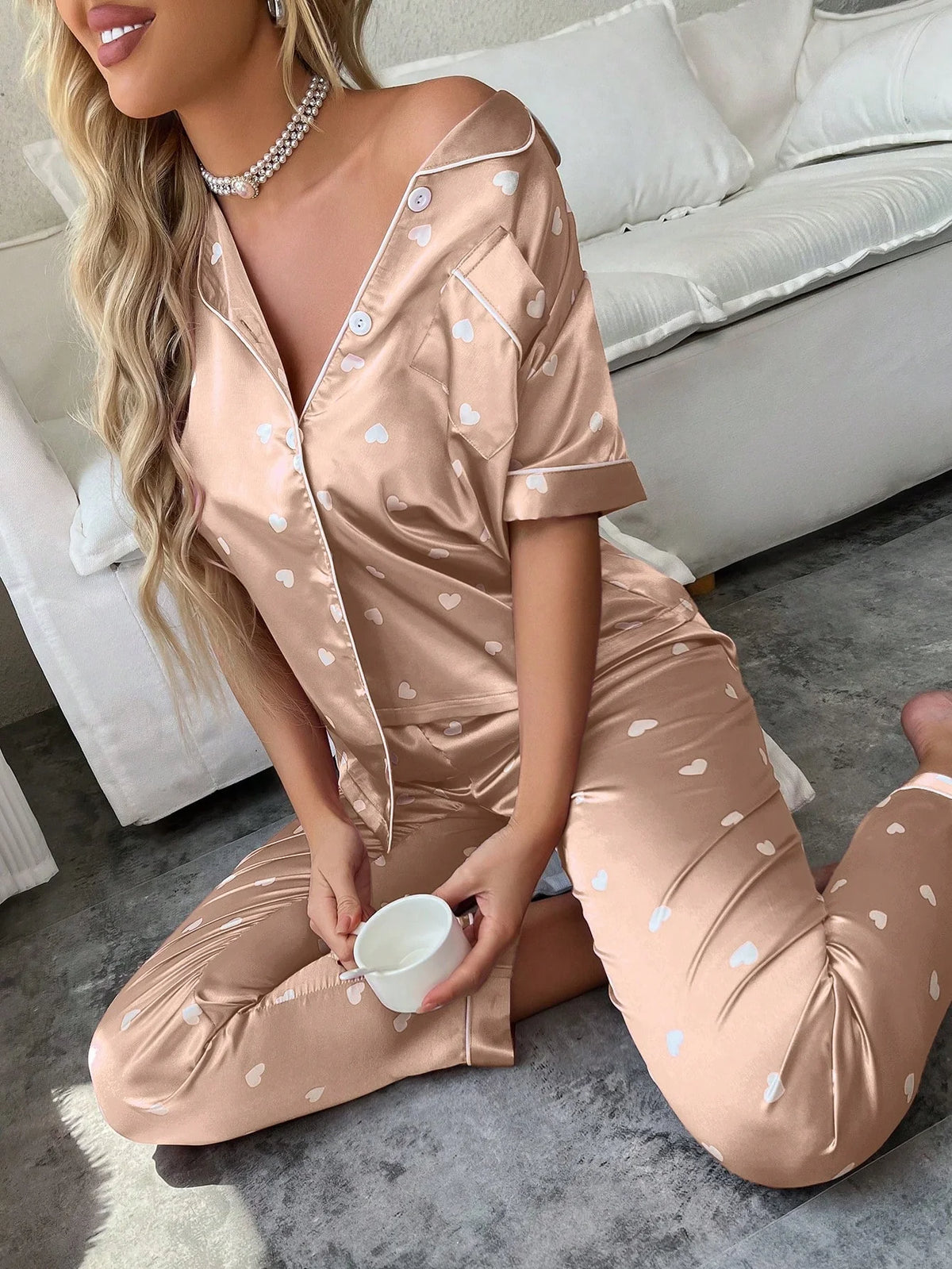 Conjunto de pijama de manga curta simulado de seda com estampa de coração, cor sólida e calça comprida com acabamento contrastante