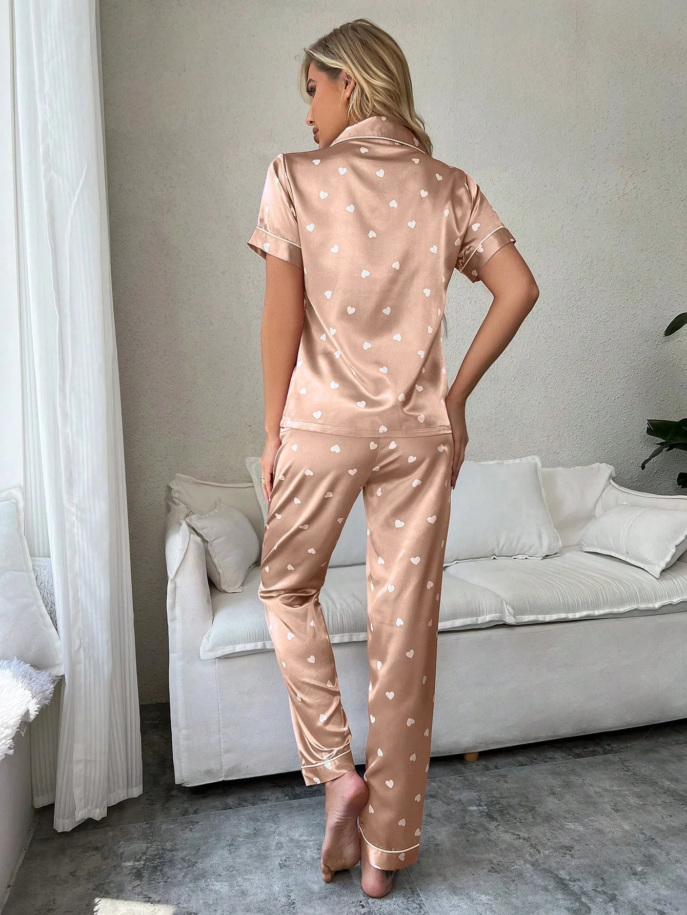 Conjunto de pijama de manga curta simulado de seda com estampa de coração, cor sólida e calça comprida com acabamento contrastante