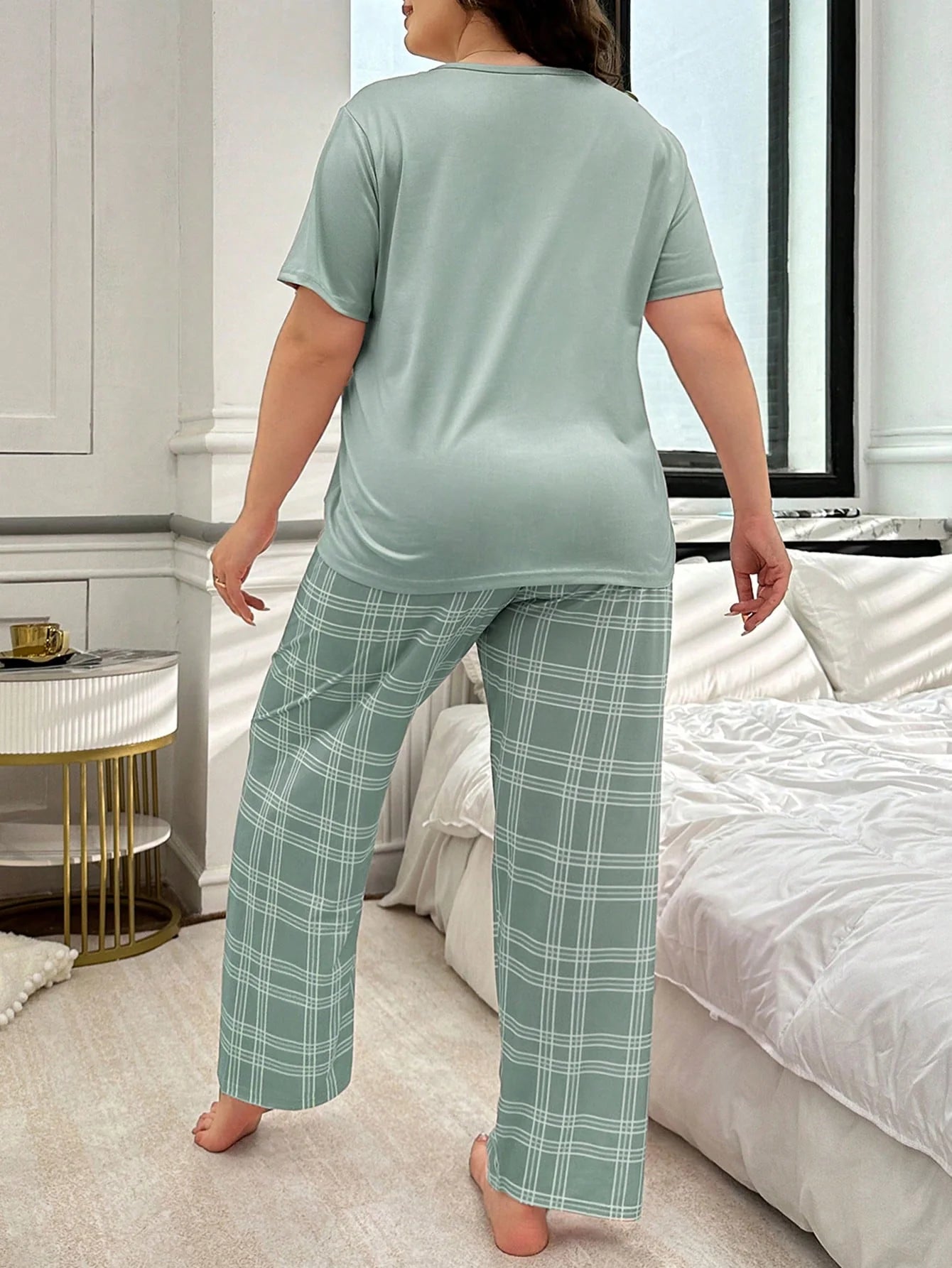 Conjunto de Pijama com Estampa Xadrez e Monograma