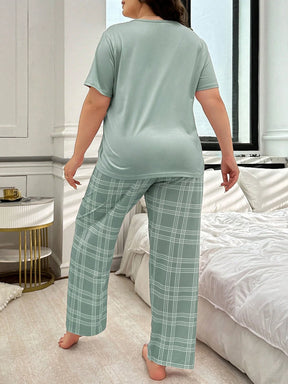 Conjunto de Pijama com Estampa Xadrez e Monograma