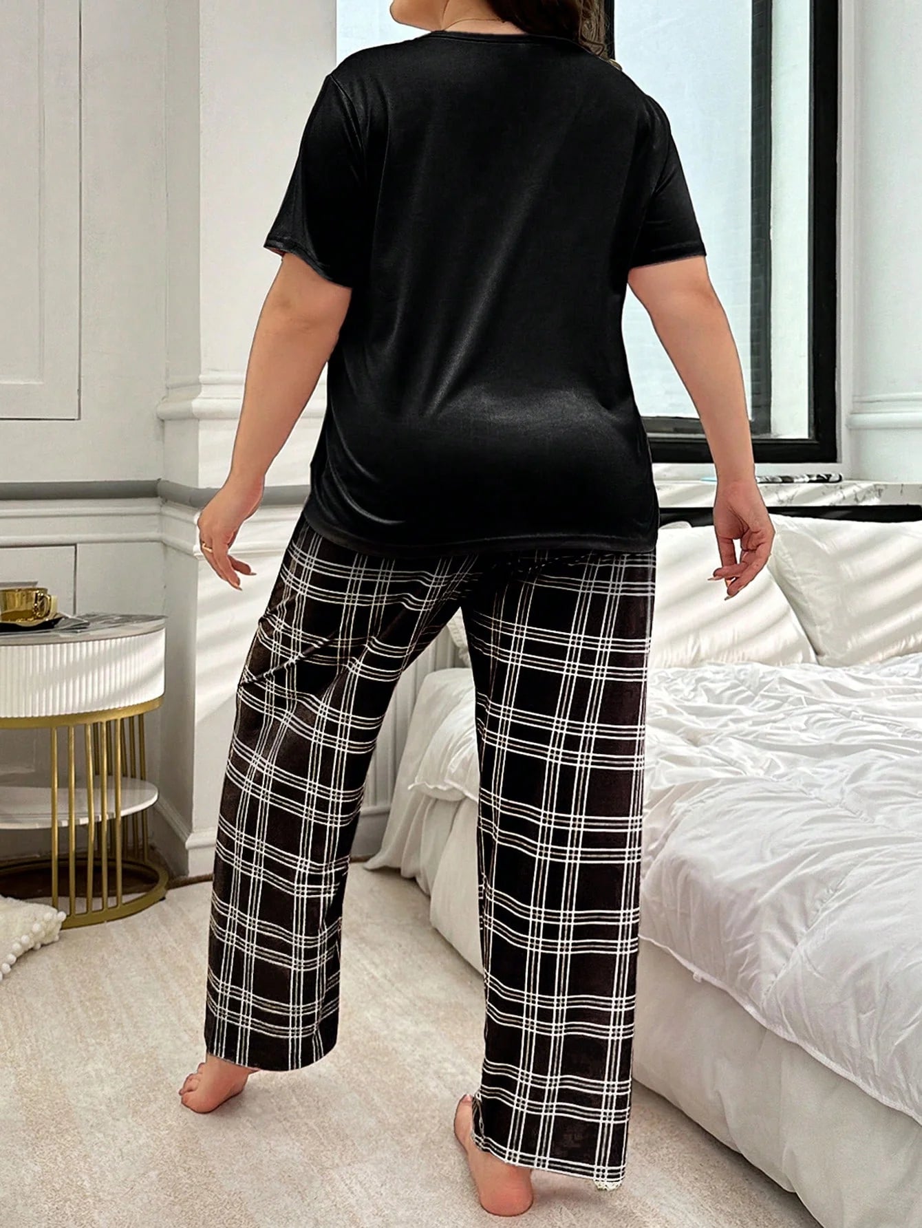 Conjunto de Pijama com Estampa Xadrez e Monograma