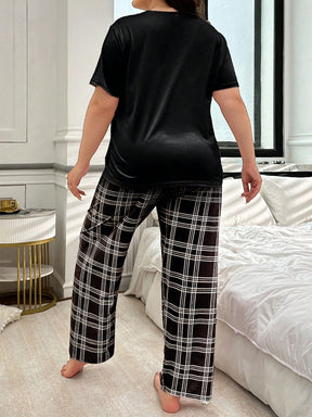 Conjunto de Pijama com Estampa Xadrez e Monograma
