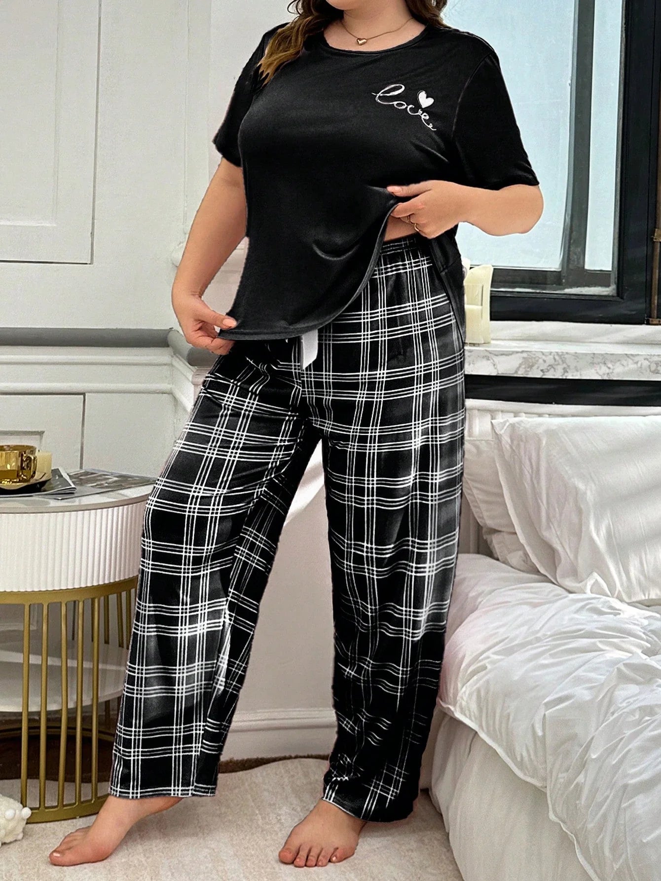 Conjunto de Pijama com Estampa Xadrez e Monograma