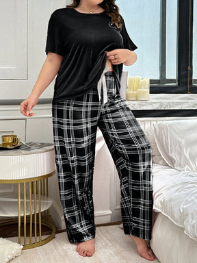 Conjunto de Pijama com Estampa Xadrez e Monograma